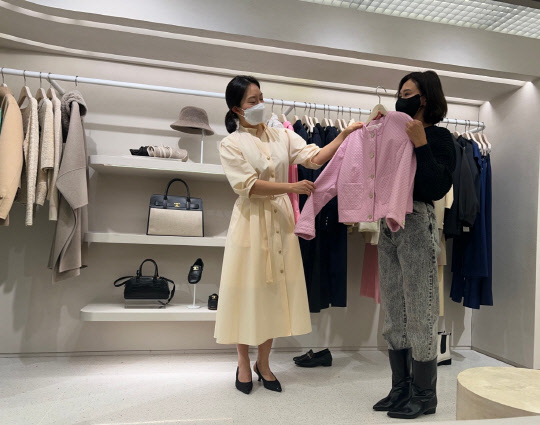 신세계백화점 타임스퀘어점 3층 타임매장에서 고객이 쇼핑을 하고 있다. 신세계백화점 제공